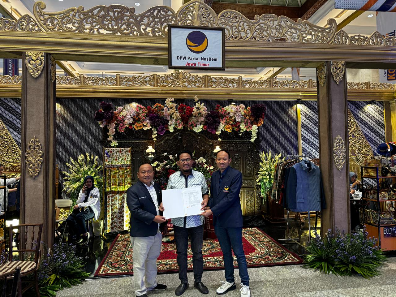 Terima Rekom NasDem, Fauzi-Imam Semakin Gagah di Pilkada Sumenep Sumenep-harianjatim.com. Partai NasDem memberikan rekomendasi kepada pasangan Achmad Fauzi Wongsojudo dan KH. mam Hasyim di Pilkada Kabupaten Sumenep, Jawa Timur. NasDem memilih berkoalisi dengan sejumlah partai besar yang lain, meski memenuhi syarat untuk mengusung calon sendiri. Keputusan tersebut menyebabkan pasangan Fauzi-Hasyim semakin gagah karena mayoritas partai Parlemen mendukungnya. Informasi yang diterima medi ini, Surat Keputusan B1KWK Partai NasDem diserahkan oleh Ketua DPW Partai NasDem Jawa Timur kepada Achmad Fauzi di Jakarta. Ketua DPD NasDem Kabupaten Sumenep H. Moh. Hosni membenarkan penyerahan Surat Keputusan B1KWK kepada Achmad Fauzi sebagai Calon Bupati petahana agar bisa memenangkan Pilkada Sumenep 2024. "Diserahkan di JCC, tadi yang menyerahkan ketua DPW Nasdem Jatim,” kata Hosni sebagaimana dilansir harian jatim.com dari laman Maduraexpose.com. Sekadar informasi, Achmad Fauzi Wongsojudo merupakan Cabup petahana yang diusung oleh PDI Perjuangan dan sejumlah parpol koalisi. Keponakan Said Abdullah Ketua Banggar DPR RI ini juga ketua DPC PDIP Sumenep. Dalam kontestasi Pilkada kali ini, Achmad Fauzi Wongsojudo dipasangkan dengan Bacawabup Iman Hasyim, BA Ketua DPC PKB Sumenep.