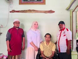 Tri Astuti Bantu kursi roda di hari kemerdekaan