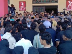 Mahasiswa Terobos Pengamanan saat Aksi Kawal Putusan MK di DPRD Sumenep