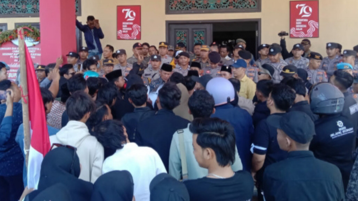 Mahasiswa Terobos Pengamanan saat Aksi Kawal Putusan MK di DPRD Sumenep Sumenep-harianjatim.com. Sejumlah mahasiswa yang tergabung dalam kelompok "Sumenep Menggugat" menggelar aksi demontrasi di Gedung DPRD Kabupaten Sumenep, Jawa Timur, Senin (26/08/2024). Pantauan reporter harianjatim.com, aksi turun jalan dalam rangka mengawal putusan Mahkamah Konstitusi (MK) tentang ambang batas syarat pencalonan kepala daerah itu awalnya berjalan damai. Mereka melakukan orasi secara bergantian di Jl. Trunojoyo, depan gedung DPRD Sumenep. Namun, kondisi tersebut berubah, dan mahasiswa menerobos menerobos pagar betis aparat kepolisian dan masuk ke halaman gedung DPRD. Koordinator aksi Moh. Faiq mengatakan, kedatangan mereka untuk menagih janji para wakil rakyat yang baru dilantik itu. "Kawal putusan MK, dengarkan dan perjuangkan aspirasi masyarakat," katanya. Faiq juga mengingatkan agar para anggota dewan menegakkan keadilan, mengingat kondisi demokrasi yang dinilai mulai terganggu oleh segelintir pihak yang mengatasnamakan wakil rakyat. Saat itu massa aksi membawa spanduk yang bertukiskan "Sumenep Menggugat". Selain itu mereka juga membawa sejumlah poster yang berisi kecaman, salah satunya bertuliskan "Tolak Politik Dinasti” dan “Selamatkan Demokrasi”. Menyikapi hal tersebut, Anggota DPRD Sumenep Rasidi mengaku akan iktu mengawal apa yang menjadi tuntutan mahasiswa. Bahkan kata dia, masalah revisi undang-undang tersebut sudah diselesaikan dengan pembatalan rencana revisi oleh DPR RI yang akhirnya menerima atas Putusan MK.