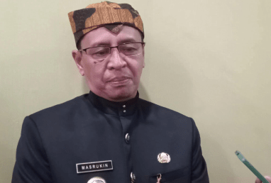 Trobosan Baru Pemkab Pamekasan Berikan Layanan Kesehatan Secara Maksimal Pamekasan-harianjatim.com. Pemerintah Kabupaten Pamekasan, Jawa Timur terus berupaya memberikan pelayanan kesehatan kepada masyarakat secara merata. Salah satunya menggunakan Nomor Induk Kependudukan (NIK) dan Surat Keterangan Tidak Mampu (SKTM). Penjabat (Pj) Bupati Pamekasan Masrukin mengatakan, saat ini masih ada warga yang belum tercover dalam program Universal Health Coverage (UHC). Itu disebabkan tidak terdaftar dalam Data Terpadu Kesejahteraan Sosial (DTKS). Sehingga kata dia, untuk mempermudah pelayanan kesehatan secara merata, maka kedepan akan menggunakan NIK dan KTM. Dengan begitu maka pelayanan kesehatan kedepan akan semakin maksimal. “Ini adalah langkah kami untuk memastikan masyarakat mendapatkan pelayanan kesehatan bagi yang membutuhkan,” katanya.