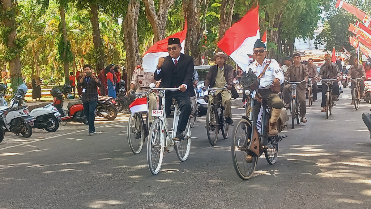 Sumenep-harianjatim.com. Darul Hasyim Fath kembali terpilih sebagai Anggota DPRD Kabupaten Sumenep, Jawa Timur periode 2024-2029. Berbeda dengan mayoritas Anggota DPRD Sumenep yang dilantik saat itu, jika para legislator memilih mengendari mobil mewah, namun Darul memilih naik sepeda ontel. Bersama komunitas sepeda ontel, Darul riang gembira mengayuh sepedanya sambil menyapa warga sepanjang jalan mulai dari Pendopo Agung Keraton Sumenep hingga kantor DPRD di Jl. Trunojoyo, Bangselok, Kecamatan Kota Sumenep. “Beragam cara anak bangsa untuk menghargai setiap peristiwa sejarah. Sebab negara bernama Indonesia ini dibangun di atas mimpi sejarah para pendiri bangsa,” Kata Darul Hasyim Fath, pada sejumlah media. Menurutnya, langkah yang dilakukan itu sebagai upaya untuk selalu mengingat sejarah. Dimama kata dia sebuah Negara yang merdeka lahir dari persatuan untuk mencapai keadilan dan kemakmuran rakyat menjadi tujuan utama.