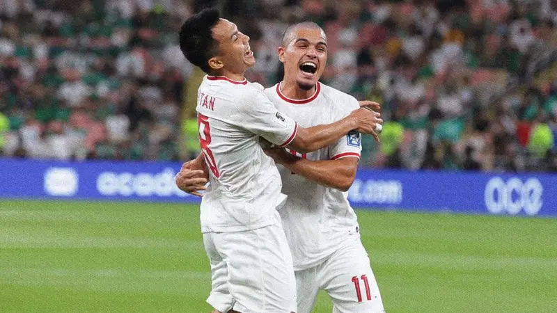 Timnas Indonesia Bawa Satu Poin dari Markas Arab Saudi Olahraga-harianjatim.com. Timnas Indonesia berhasil membawa satu poin setelah menahan imbang 1-1 tuan rumah Timnas Arab Saudi dalam partai pertama Grup C putaran ketiga Kualifikasi Piala Dunia 2026 Zona Asia di King Abdullah Sports City Stadium, Jeddah, Jumat (6/9/2024) dini hari WIB. Pada menit ke-19, serangan berbahaya pertama Timnas Indonesia berbuah gol. Berawal dari umpan Witan Sulaeman yang diterima dengan baik oleh Ragnar Oratmangoen. Ragnar mencari posisi yang tepat untuk menendang bola. Tembakan penyerang berusia 26 tahun itu membentur Sandy Walsh yang berasarang deras ke gawang Arab Saudi. VAR sempat meninjau gol Ragnar Oratmangoen, sebelumnya ditulis Sandy Walsh, selama beberapa saat, namun tetap mengesahkan gol penyerang FCV Dender di Liga Belgia itu. Arab Saudi Samakan Kedudukan Arab Saudi mencoba menyamakan kedudukan lewat sepakan Mohammed Kanno pada menit ke-29, namun masih melebar dari gawang Timnas Indonesia yang dikawal Maarten Paes. Enam menit berselang, Timnas Indonesia berpeluang untuk menggandakan keunggulan. Tetapi, tendangan Witan masih terlalu lemah sehingga masih bisa ditangkap penjaga gawang Arab Saudi, Mohammed Al Owais. Arab Saudi akhirnya bisa menyeimbangkan keadaan pada menit ke-45+8. Sepakan dari Musab Aljuwayr mengenai tubuh Calvin Verdonk dan masuk ke gawang Timnas Indonesia. Save Maarten Paes Pada menit ke-77, Arab Saudi mendapatkan tendangan penalti setelah Maarten Paes melakukan blunder. Kiper FC Dallas di Major League Soccer (MLS) itu kehilangan penguasaan bola. Maarten Paes telat menendang bola sehingga kakinya malah menekel pemain Arab Saudi, Feras Al Brikan. Namun, pada dua menit berselang, penjaga gawang berusia 26 tahun itu membayar kesalahannya dengan tuntas. Maarten Paes berhasil menepis sepakan 12 pas Abdulrahman Ghareeb. Pemain berdarah Kediri, Jawa Timur, itu memilih untuk membaca bola, alih-alih menebak. Arab Saudi Hampir Comeback Paes memang jagonya dalam menyelamatkan tendangan penalti. Kiper kelahiran Nijmegen, Belanda, pada 14 Mei 1998 ini telah tiga kali melakukannya di MLS 2024 bersama FC Dallas. Pada menit ke-90+3, Arab Saudi hampir saja comeback. Sudah berhadapan satu lawan satu dengan kiper lawan, tendangan Feras Albrikan masih bisa dibendung oleh Maarten Paes. Susunan Pemain Timnas Arab Saudi (5-3-2): Mohammed Al Owais; Sultan Al Ghannam, Ali Lajami, Ali Al Bulayhi, Motem Alharbi, Hassan Al Tambakti; Abdullah Al Khaibari, Mohammed Kanno, Musab Aljuwayr; Salem Al Dawsari, Abdullah Radif Pelatih: Roberto Mancini Timnas Indonesia (3-4-3): Maarten Paes; Rizky Ridho, Jay Idzes, Calvin Verdonk; Sandy Walsh, Ivar Jenner, Thom Haye, Nathan Tjoe-A-On; Witan Sulaeman, Rafael Struick, Ragnar Oratmangoen Pelatih: Shin Tae-yong