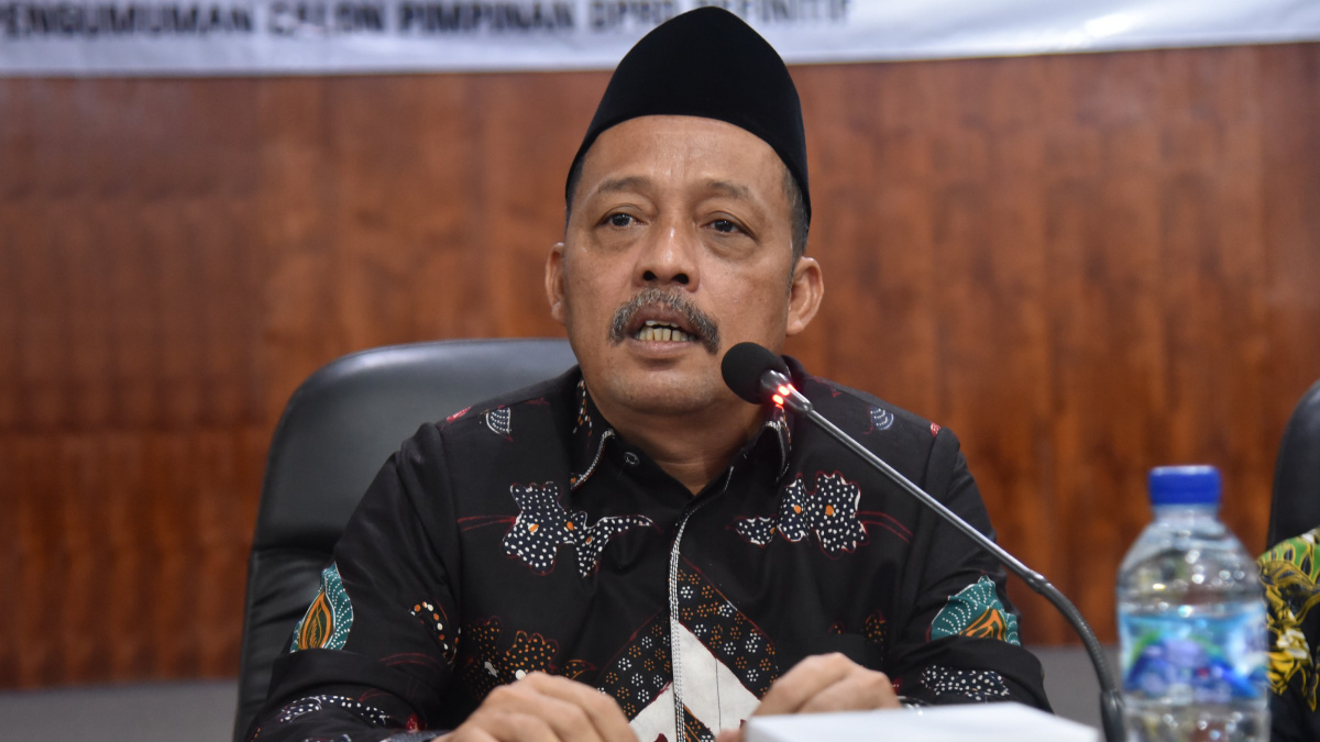 Pembentukan Pansus Tatib DPRD Sumenep Selesai Sumenep-harianjatim.com. Dewan Parwakila Rakyat Daerah (DPRD) Kabupaten Sumenep, Jawa Timur telah menuntaskan pembentukan Panitia Khusus (Pansus) Pembahasan Rencana Petaturan Daerah tentang Tata Tertib. Pembahasan tersebut telah disahkan dalam Rapat Paripurna, Kamis, 5 September 2024. Dalam sidang Paripurna itu juga dilakukan pengumuman calon pimpinan DPRD definitif. Ketua DPRD Kabupaten Sumenep sementara H. Zainal Arifin mengatakan, saat ini DPRD Suumenep telah menyelesaikan dua agenda penting, pertama pembentukan Fraksi dan pembentukan Pansus. "Pembahasan ini kami targetkan selesai tanggal 15 September 2024," katanya pada media ini. Sementara untuk hasil penetapan paripurna calon Pimpinan Definitif kata Zainal masih menunggu hasil evaluasi Pemerintah Provinsi Jawa Timur. "Kalau evaluasi Gubernur cepat selesai, maka kami akan bawa ke Paripurna bersamaan dengan selesainya pembahasan Tatib," jelasnya. Selesainya beberapa agenda tersebut sambung dia, menjadi catatan khusus karena pembahasannya tercepat dibandingkan DPRD di daerah lain. "Saya kira Sumenep ini yang pertama menyelesaikan (pembentukan fraksi dan tatib serta usulan pimpinan definitif), di DPRD yang lain belum ada yang selesai, bahkan ada yang pembentukan Fraksinya belum selesai, di Sumenep semuanya sudah hampir final semua," ujar dia. Untuk diketahui, Pansus bertugas untuk menyelesaikan pembahasan Raperda tentang Tatib, setelah selesai akan dibawa ke paripurna untuk ditetapkan. Setelah itu wakil rakyat di Gedung Parlemen akan melakukan pembahasan pembentukan alat kelengkapan DPRD (AKD).