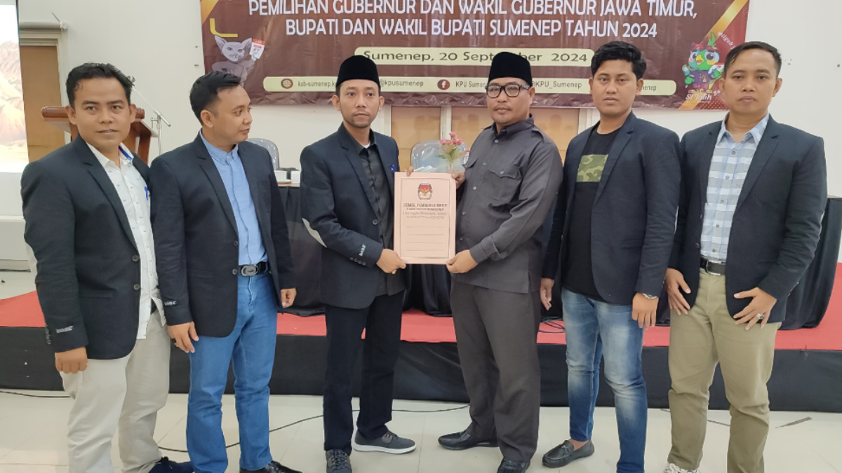 Pastikan Akurasi Data, Bawaslu Sumenep Awasi Penetapan DPT Pilkada 2024 Sumenep-harianjatim.com. Badan Pengawas Pemilu (Bawaslu) Kabupaten Sumenep, Jawa Timur melakukan pengawasan pelaksanaan penetapan Daftar Pemilih Tetap (DPT) untuk Pemilihan Gubernur dan Wakil Gubernur Jawa Timur, Bupati dan Wakil Bupati Sumenep tahun 2024, Sabtu, (20/9/2024). Koordinator Divisi Pencegahan, Partisipasi Masyarakat dan Hubungan Masyarakat, Hosnan Hermawan, Menyatakan pengawasan Bawaslu terhadap pleno penetapan DPT merupakan bagian penting dari upaya untuk menyelenggarakan Pemilihan Umum yang demokratis, jujur, dan adil. Dengan adanya pengawasan dari Bawaslu, diharapkan proses penetapan DPT dapat berjalan lancar dan menghasilkan daftar pemilih yang akurat dan terpercaya. "Kami menilai bahwa pleno penetapan DPT ini sudah tidak ada persoalan, semua saran perbaikan yang kami kirimkan sudah dilaksanakan secara maksimal, dengan memastikan DPT akurat, kita dapat mewujudkan pemilu yang berintegritas,” katanya, sebagaimana dilansir dari Website Bawaslu Sumenep. Sebelum penetapan DPT Bawaslu Kabupaten Sumenep sudah melakukan langkah-langkah mitigasi dan pencegahan mulai dari Imbauan, koordinasi dengan stekholder, pencermatan DPS sampai dengan saran perbaikan. Untuk memastikan bahwa data pemilih yang tercantum dalam DPT sudah akurat, lengkap, dan tidak ada data ganda. Berdasarkan data hasil pengawasan Bawaslu Kabupaten Sumenep beserta jajaran ditemukan ada 35 pemilih ganda, 2 pemilih dibawah umur, 76 pemilih pindah domisili (masuk), 147 pemilih pindah domisili (keluar), 497 pemilih TPS tidak sesuai, 23 Pemilih tidak dikenal, 61 pemilih sudah 17 tahun belum masuk daftar pemilih dan 748 pemilih meninggal. Ketua KPU Sumenep, Nurussyamsi, juga mengucapkan banyak terima kasih kepada seluruh pihak terutama Bawaslu Kabupaten Sumenep yang telah bekerja keras dalam mengawal semua tahapan penyusunan Daftar Pemilih secara berjenjang mulai dari diturunkannya Daftar Penduduk Potensial Pemilih Pemilihan (DP4) dari kemendagri, proses Coklit oleh petugas pantarlih sampai dengan penetapan Daftar Pemilih Sementara Hasil Pemutakhiran (DPSHP). “Kami banyak mengucapkan terima kasih kepada semua pihak yang telah ikut serta dalam mensukseskan tahapan ini, terutama kepada Bawaslu Sumenep dalam menjamin dan memastikan bahwa hak pilih pada DPT tersebut benar-benar akurat,”ujarnya. Hasil dari rapat pleno penetapan DPT KPU sumenep menetapkan Jumlah Pemilih Sebanyak 859.185 yang terdiri pemilih laki-laki sebanyak 405.585 dan pemilih perempuan 453.600 yang tersebar di 1971 TPS se-kabupaten Sumenep.