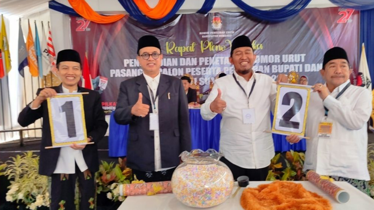 KPU Sumenep Tetapkan Nomor Pasangan Calon Pilkada 2024 Sumenep-harianjatim.com. Komisi Pemilihan Umum (KPU) Kabupaten Sumenep, Jawa Timur menetapkan nomor urut pasangan calon Bupati dan Wakil Bupati Kabupaten Sumenep tahun 2024. Pengundian dan penetapan nomor urut untuk pasangan calon Bupati dan Wakil Buapti dilakukan di halaman Kantor KPU Sumenep, Senin, 22 September 2024 melalui rapat pleno terbuka. "Rapat pleno pengundian nomor urut pasangan calon Bupati dan Wakil Bupati resmi dibuka dan terbuka untuk umum," kata Ketua KPU Sumenep Nurus Syamsi. Saat itu Anggota KPU Sumenep Abd. Aziz membacakan tatatertib pelaksanaan rapat pleno pengundian dan penetapan nomor urut Paslon pemilihan bupati dan wakil bupati Kabupaten Sumenep 2024 serta mekanisme pengundian nomor urut. Pengambilan nomor urut diawali dengan pengambilan nomor antrean. Pertama pengambilan nomor antrean dilakukan oleh pasangan Achmad Fauzi Wongsojudo-KH Imam Hasyim dan memperoleh nomor antrean 12, sementara pasangan Kiai Ali Fikri-Kiai Unais Ali Hisyam mendapatkan nomor antrean 9. Dengan begitu maka pengambilan nomor urut dilakukan mulai dari nomor antrean terkecil, sehingga pasangan Kiai Ali Fikri-Kiai Unais Ali Hisyam dan kemudian disusul oleh pasangan Achmad Fauzi Wongsojudo-KH Imam Hasyim. "Semua dipegang dulu dan dibuka secara bersamaan nanti," kata Nurus Syamsi. Setelah pengambilan nomor itu, pasangan Kiai Ali Fikri-KH. Unais Ali Hisyam ditetapkan nomor urut 1 dan pasangan Achmad Fauzi Wongsojudo-KH. Imam Hasyim nomor urut 2. "Jadi nanti foto pasangan calon nomor urut 1.berada di sebelah kiri dalam surat suara, dan pasangan nomor urut 2 berada di sebelah kanan pada surat suara," tegas Syamsi. Saat pengundian dan penetapan nomor urut dihadiri oleh pendukunga pasangan calon masing-masing, Bawaslu Kabupaten Sumenep dan stagholder terkait.