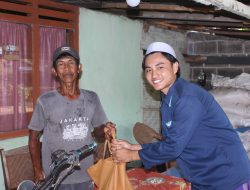 Santri Nurul Jadid Asal Situbondo Bagi-Bagi Sembako dan Buat Profil Desa