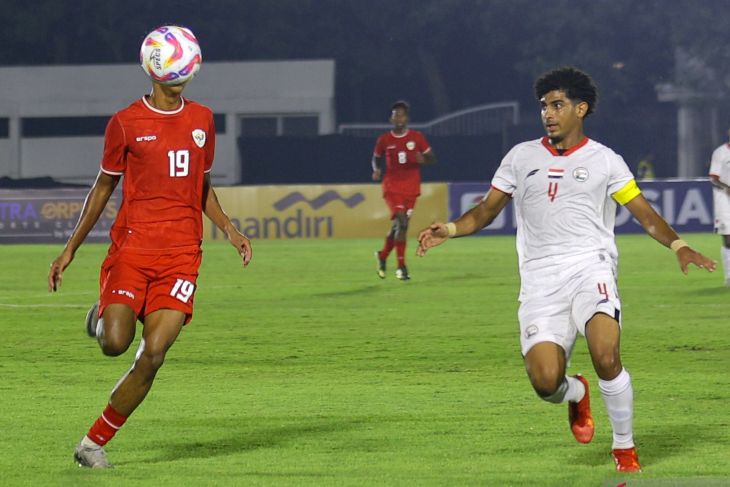 Timnas Indonesia U-20 lolos ke putaran final Piala Asia U-20 2025 setelah bermain imbang dengan skor 1-1 melawan Yaman U-20 pada laga ketiga babak kualifikasi di Stadion Madya Gelora Bung Karno (GBK), Jakarta, Minggu malam. Pada pertandingan ini, pelatih timnas Indonesia U-20 Indra Sjafri melakukan dua perubahan dengan memasukkan Muhamad Ragil dan Figo Dennis sejak awal untuk menggantikan Arlyansyah Abdulmanan dan Riski Afrisal. Pertandingan yang menentukan siapa yang memuncaki grup dan lolos otomatis ke putaran final Piala Asia U-20 2025 ini berlangsung sengit sejak awal. Yaman mengawali serangan pada menit ke-12 melalui tendangan jarak jauh. Namun, masih diselamatkan dengan baik oleh kiper Indonesia, Ikram Algiffari. Delapan menit kemudian, Indonesia membalas melalui peluang tendangan bebas yang didapatkan oleh sang kapten Dony Tri Pamungkas. Tendangan pemain Persija Jakarta itu mengarah tepat ke gawang Yaman. Namun, kiper mereka, Wadhah Anwar Ahmed, masih sigap menyelamatkan tendangan tersebut. Baca juga: Timnas Indonesia U-20 sudah pelajari gaya bermain Yaman U-20 Setelah itu, kedua tim saling melakukana jual beli serangan, tetapi masih tak ada yang berbuah gol. Pada akhirnya, pada babak tambahan, Jens Raven memecah kebuntuan untuk membawa Indonesia unggul pada menit ke-45+1. Raven mencetak gol setelah memanfaatkan umpan dari Muhamad Ragil yang memberikan umpan dari sisi kanan. Tendangan striker 18 tahun itu tak begitu kencang, tapi sudut arahnya berhasil membuat Wadhah mati kutu. Di saat pertandingan babak pertama akan berakhir dengan skor 1-0, Garuda Muda kecolongan. Berawal dari kesalahan sapuan yang tidak maksimal, bola jatuh di kaki pemain Yaman. Abdulrahman Al-Khadher Abdulnabi yang berdiri bebas di depan kotak penalti lalu melakukan tendangan first time yang tak sanggup dihalau oleh Ikram pada menit ke-45+3. Skor berubah menjadi 1-1 dan bertahan hingga turun minum. Memasuki babak kedua, Indra melakukan pergantian cepat dengan mengganti empat pemainnya, Mufli Hidayat, Aditya Warman, Figo Dennis, dan Muhamad Ragil, untuk digantikan Arlyansyah Abdulmanan, Riski Afrisal, Sulthan Zaki Pramana, dan Fandi Bagus Pamungkas. Pergantian pemain ini merubah formasi yang awalnya 3-5-2, menjadi berubah ke formasi 3-4-3. Namun, perubahan formasi ini tak berjalan begitu lancar. Jalannya pertandingan masih tak berubah. Selama 30 menit pertama, Indonesia masih kesulitan membongkar pertahanan Yaman, begitu juga dengan Yaman. Hingga wasit meniup peluit panjang tanda berakhirnya pertandingan, tak ada gol tambahan yang tercipta. Skor 1-1 pun bertahan hingga akhir pertandingan. Hasil imbang ini cukup membuat Indonesia lolos ke putaran final Piala Asia U-20 2025 akan dimainkan di China pada 6-23 Februari 2025 karena memuncaki klasemen akhir Grup F dengan tujuh poin, unggul selisih gol dari Yaman di posisi kedua. Berikut susunan pemain kedua tim: Indonesia U-20: Ikram Algiffari, Kadek Arel Priyatna, Alfharezzi Buffon, Meshaal Hamzah, Iqbal Gwijangge, Dony Tri Pamungkas, Aditya Warman, Mufli Hidayat, Figo Dennis, Toni Firmansyah, Muhamad Ragil, Jens Raven. Pelatih: Indra Sjafri. Yaman U-20: Wadhah Anwar Ahmed, Anwar Hussein Al-Turaiqi, Mohammed Naji Al-Qashimi, Haithm Faisal Al-Salami, Abdulaziz Awadh Masnom, Abdulrahman Al-Khadher Abdulnabi, Saeed Abdullah Al-Shaban, Ahmed Mustafa Al-Hajj, Mohammed Khaled Moqbel, Adel Abbas Qasem, Abdullah Khaled Haidan. Pelatih: Mohamed Hasan Ali Albaadani.
