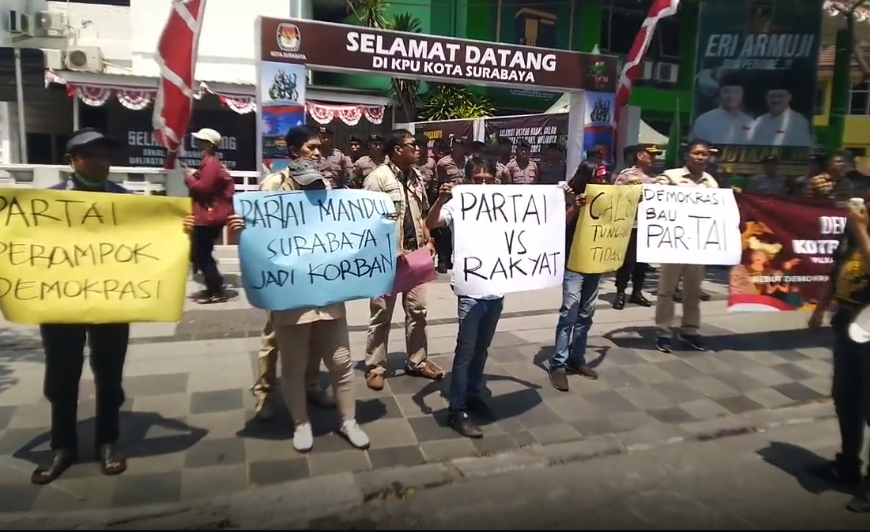 Gerakan Pilih Kotak Kosong Muncul di Pilwali Surabaya Surabaya-harianjatim.com. Sejumlah masyarakat yang tergabung dalam Aliansi Surabaya Maju melakukan aksi demonstrasi di depan kantor Komisi Pemilihan Umum (KPU) Kota Surabaya, Minggu, Aksi turun jalan itu sebagai bentuk protes sekaligus mengkampanyekan untuk memenangkan kotak kosong. Mereka menilai calon tunggal pada Pilwali tahun ini menjadi cerminan proses buruknya demokrasi dan Pilkada Surabaya 2024. ”Hari ini Surabaya bergerak, mendeklarasikan diri untuk memenangkan kotak kosong dalam Pilkada 2024 ini,” kata salah satu orator saat aksi berlangsung, sebagaimana dikutip dari akun Yootube Liputan6. Koordinator aksi Yanto menilai, Pilkada 2024 menjadi pemilihan demokrasi terpuruk dari perjalanan demokrasi tahun-tahun sebelimnya. "Ini proses demokrasi yang paling memalukan yang pernah terjadi di Kota Surabaya. Surabaya ini kota besar, kenapa tidak ada satu calon pun yang ada di kota Surabaya selain petahana," katanya. Menurutnya, dengan adanya calon tunggal dikhawatirkan akan berdampak negative kedepan. Salah satunya lemahnya fungsi kontrol yang dilakukan oleh legislatif. ”Yang kami khawatirkan nanti, fungsi kontrol dari anggota legisltaif sangat mandul sekali terhadap kebijkan-kebijkan pemerintah kota, itu yang kami seasalkan, makanya kita mengkamapenya bumbung kosong sehingga nanti ada perlawanan,” jelas dia. “Apabila nanti bumbung kosong ditakdirkan oleh tuhan untuk menang, maka akan dihendel pemerintah pusat atau pemerintah provinsi, dan itu lebih baik daripada mempertahankan petahanan yang didukung oleh partai di perlmen tapi anantinya berujung pada kemerosotan, baik APBD, baik kebijkan yang lain yang pro rakyat, dan tidak terkontrol sama sekali,” uajr dia. Ketua KPU Kota Surabaya Soeprayitno mengaku menerima semua aspirasi dari Aliansi Surabaya Maju. "Pada prinsipnya aksi dari teman-teman aliansi Surabaya Maju itu juga merupakan aspirasi politik mereka, sekaligus bentuk kontrol politik dari mereka. Saat Aliansi ini datang kami pun menerima dalam rangka mendengar langsung seperti apa aspirasi politik mereka," ucapnya. Menurutnya, sesuai aturan kemungkinan besar Pilawali Surabaya akan diikuti satu pasangan calon sesuai pasangan bakal calon yang telah mendaftar. ”Jadi pada tangal 28 Agustus tedpat 1 bakal pasangan calon yang diudusng dan didukung keseluruhan, 18 parpool di Surabaya, dengan demikian berlandaskan regulasi dan logika politik, maka bisa dibilang tidak adak lagi bakal pasangan calon yang akan mendaftar, seperti itu,” jelas pria yang akrap disapa Nano itu. Untuk diketahui, Eri Cahyadi-Armuji resmi mendaftar sebagai pasangan Calon Wali Kota dan Wakil Wali Kota Surabaya ke Komisi Pemilihan Umum Kota Surabaya, Rabu (28/8/2024). Keduanya merupakan kader PDIP. Calon petahana ini diusung dan didukung 18 partai politik, yakni 10 partai parlemen diantaranya PDIP, PKB, Demokrat, PKS, PAN, PPP, Gerindra, Golkar, NasDem dan PSI. Selain itu juga didukung 8 partai non parlemen, yakni Perindo, Garuda, Ummat, PBB, Gelora, Partai Buruh, Hanura dan PKN.