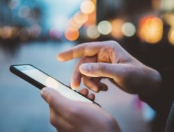 Kurangi Penggunaan Ponsel Satu Jam Sehari Bisa Tingkatkan Produktivitas Kerja