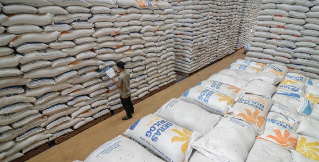 Bulog Jamin Stok Beras di Madura Aman Hingga Akhir Tahun Pamekasan-harianjatim.com. Perum Bulog Sub Divre XII Madura memastikan stok beras aman di wilayahnya hingga akhir tahun 2024. “Stok masih aman," kata Kepala Perum Bulog Divre Madura Kuswadi. Kuswadi menyebut stabilitas harga ini didukung oleh adanya bantuan pangan dari Pemerintah. Ia juga menambahkan bahwa kemungkinan akan ada pasar murah menjelang akhir tahun sebagai upaya menstabilkan harga di saat permintaan mulai meningkat. Saat ini pihkanya tengah mengajukan tambahan kepada pihak Bulog. "Kami sudah mengajukan tambahan ke Bulog Surabaya,” jelas. Untuk serapan sambung dia hingga awal September 2024 mencapai 1.900 ton. Perinciannya, sebanyak 700 ton di Pamekasan, 500 ton di Bangkalan, serta 350 ton di Sampang dan Sumenep. “Untuk harga eceran tertinggi (HET) beras saat ini masih stabil di angka Rp 12.500 per kilogram,” jelas dia sebagaimana dilansir harianjatim.com dari laman Karimata. Jumlah serapan tahun ini kata dia mengali peningkatan dibandingkan serapan tahun sebelumnya. Tahun 2023 serapan beras sebesar 1.200 ton, sedangkan tahun 2024 meningkat menjadi 1.900 ton. “Dengan stok yang memadai dan upaya menstabilkan harga melalui pasar murah, Bulog Sub Divre XII Madura Pamekasan optimis bahwa kebutuhan beras masyarakat Madura akan tetap terpenuhi hingga akhir tahun ini,” jelasnya.