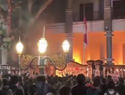 Demo Tolak Revisi UU TNI, Massa Bakar Ban di Depan Gedung DPRD Kota Malang