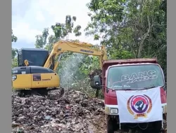 Pemerintah Lelet Tangani Bau Sampah, Organisasi Pemuda Gelaman Ini Turun Tangan
