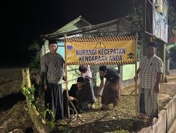 Cegah Kecelakaan, IKA PMII Ganding Gelar Istighosah dan Pasang Rambu-Rambu Lalu Lintas