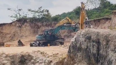 Tiga alat berat di lokasi tambang Galian C di Kecamatan Kota Sumemep