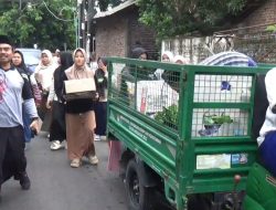 Ratusan Santri di Ponorogo Gelar Jalan Santai Sambil Berbagi Sayur dan Telur