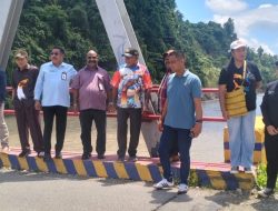 DPRD Provinsi Papua Tengah Komisi IV Tinjau Kerusakan Jalan dan Jembatan