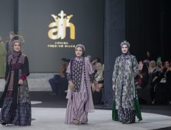 Gandeng Irish Bella dan Arumi Bachsin, Arinna Hijab Premium Angkat Fesyen Khas Madura di Surabaya Fashion Parade 2025