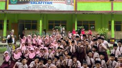 Tanamkan Nilai Isra’ Mi’raj pada Siswa, SPPG Badas 03 Kenakan Pakaian Punokawan saat Bagikan Makan Gratis