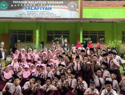 Tanamkan Nilai Isra’ Mi’raj pada Siswa, SPPG Badas 03 Kenakan Pakaian Punokawan saat Bagikan Makan Gratis