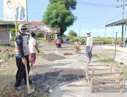 Teladan, Kades Suham Keluarkan Uang Pribadi untuk Benahi Jalan Desa