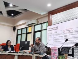 Ronald Lukens-Bull Kritik Gaya Menulis Akademisi Indonesia: Jangan Menulis untuk Pamer Pintar