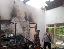 Warga Berjibaku Padamkan Api, Rumah di Pulau Giliraja Tetap Ludes Terbakar