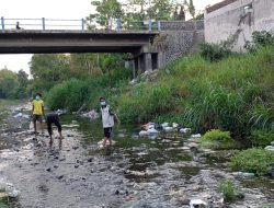 Aksi Nyata, Komunitas PENA HIJAU Bersihkan Tumpukan Sampah di Sungai Kotaanyar Probolinggo