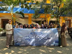 Guru Bahasa Indonesia SMA Muhammadiyah 2 Sidoarjo Ikuti Pelatihan Analisis Morfologi dari Dosen UPN “Veteran” Jawa Timur