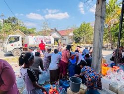 Mobil Tangki Air Bersih PMI Sasar Desa Kumpulrejo dan Ngraseh, Masyarakat Antusias Menunggu